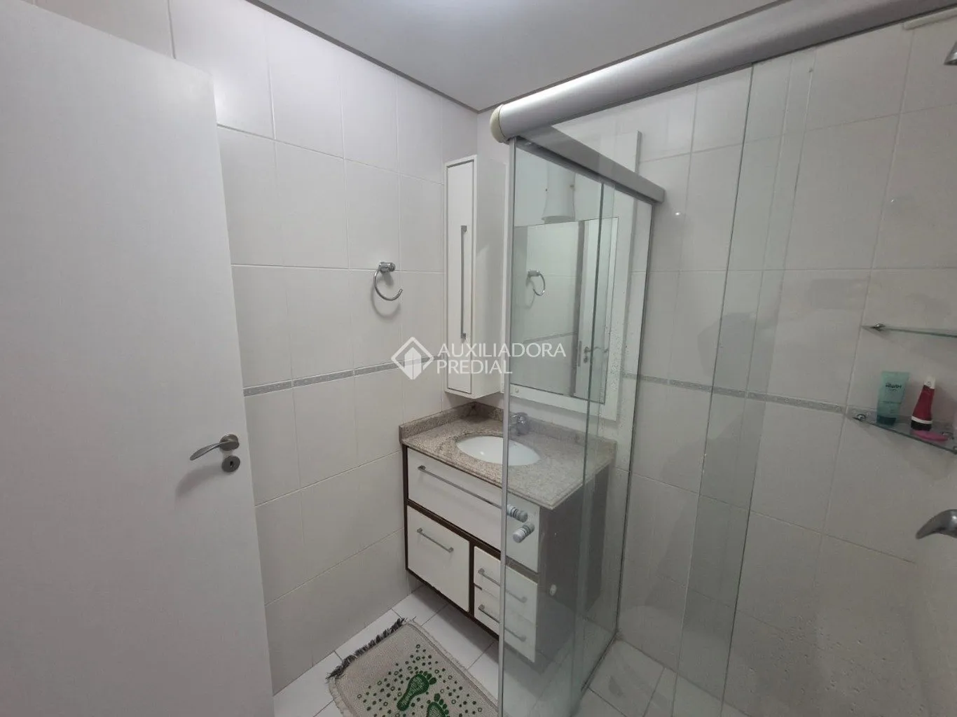 Furnished apartment with 3 bedrooms and 137 m² — photo 32