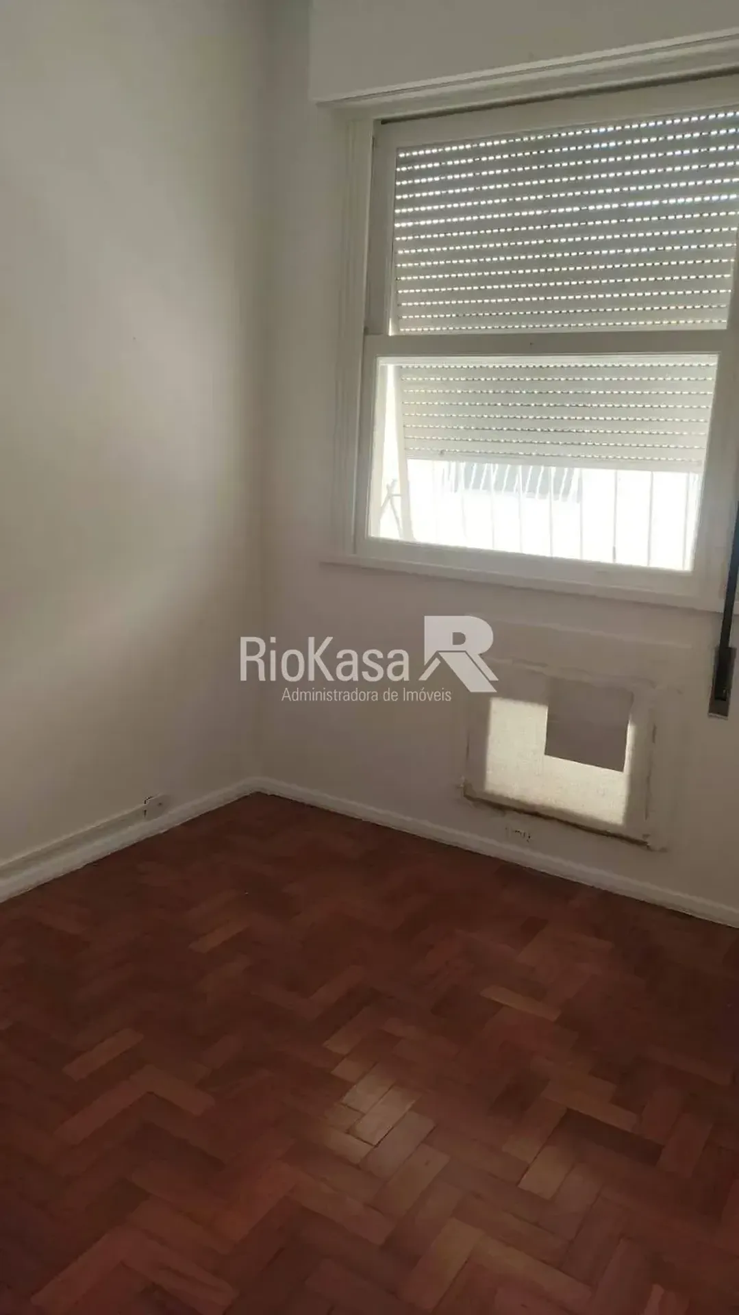 Wood or laminate floors in a 3-bedroom apartment, 85 m² — photo 3