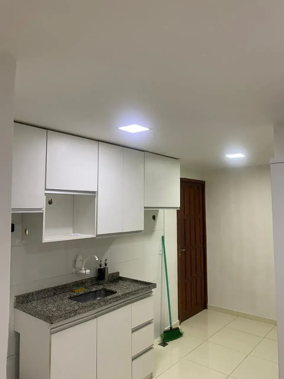 Unfurnished 1-bedroom apartment with a separate kitchen — photo 2