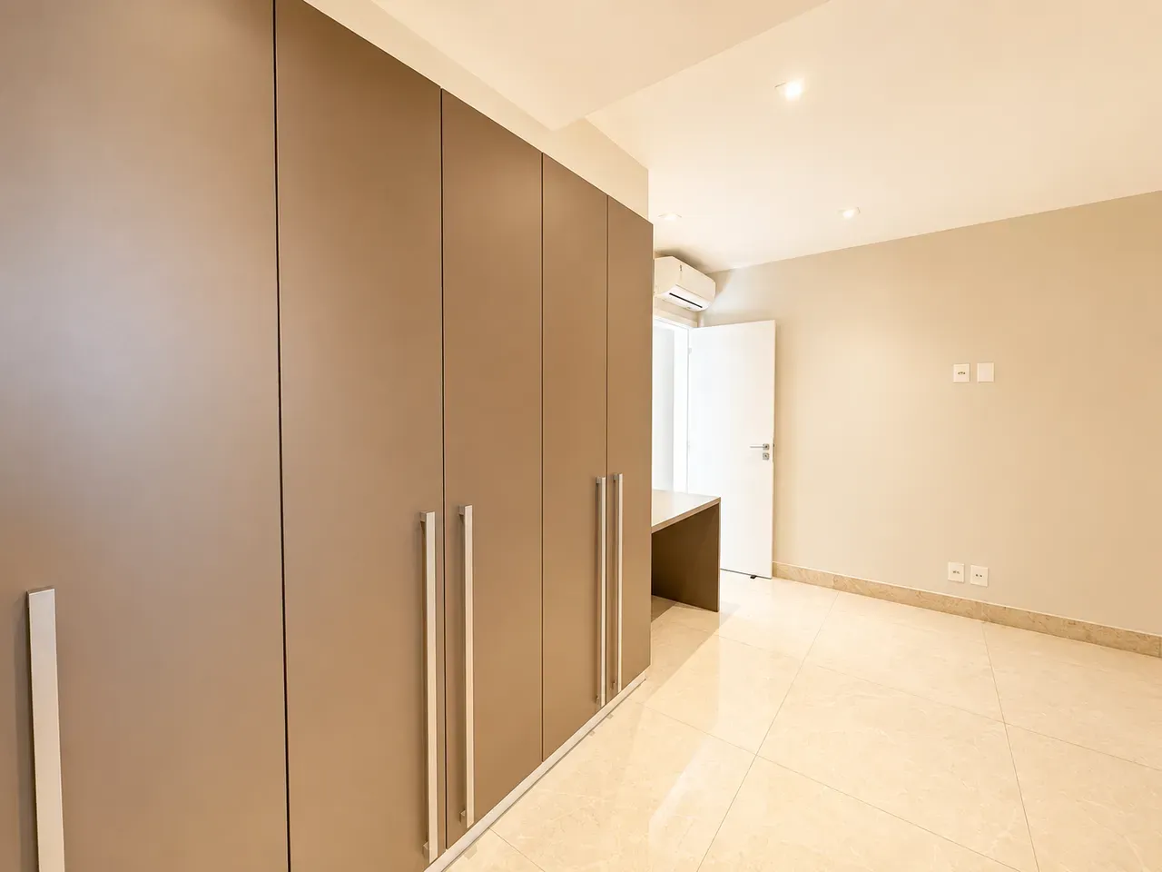 Casa com 4 quartos e 5 banheiros, 3 vagas — photo 28