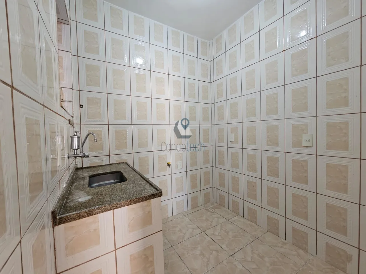 Apartamento de 2 quartos com piso de madeira ou laminado — photo 10