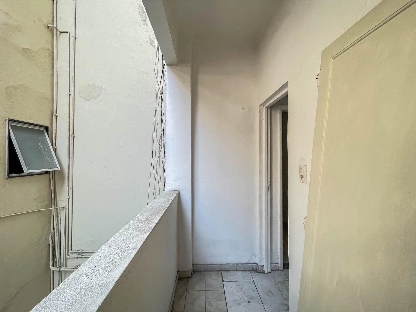 1-bedroom unfurnished apartment with no parking — photo 3