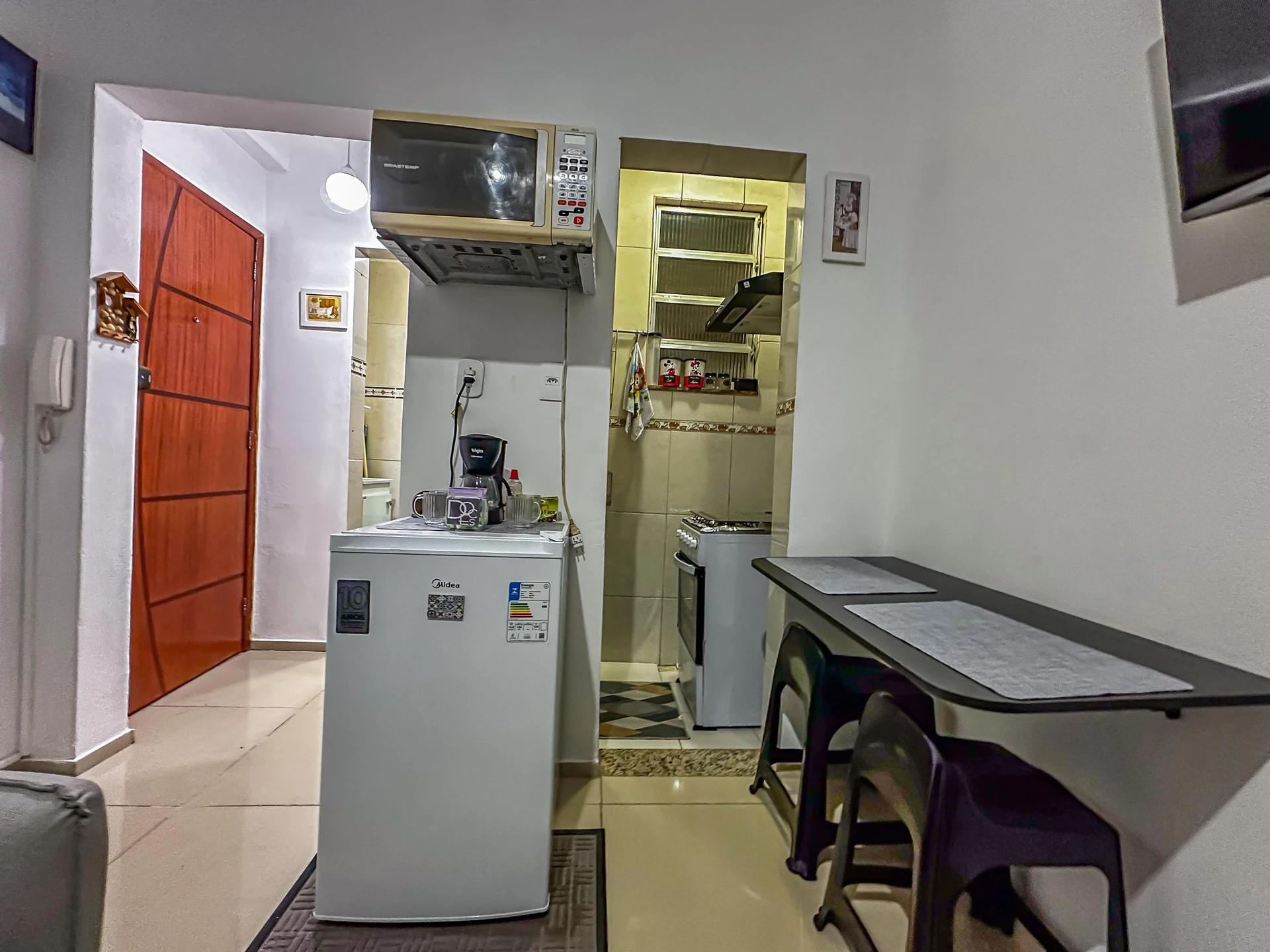 Furnished studio with 1 bedroom and 1 bathroom, gas stove — photo 4