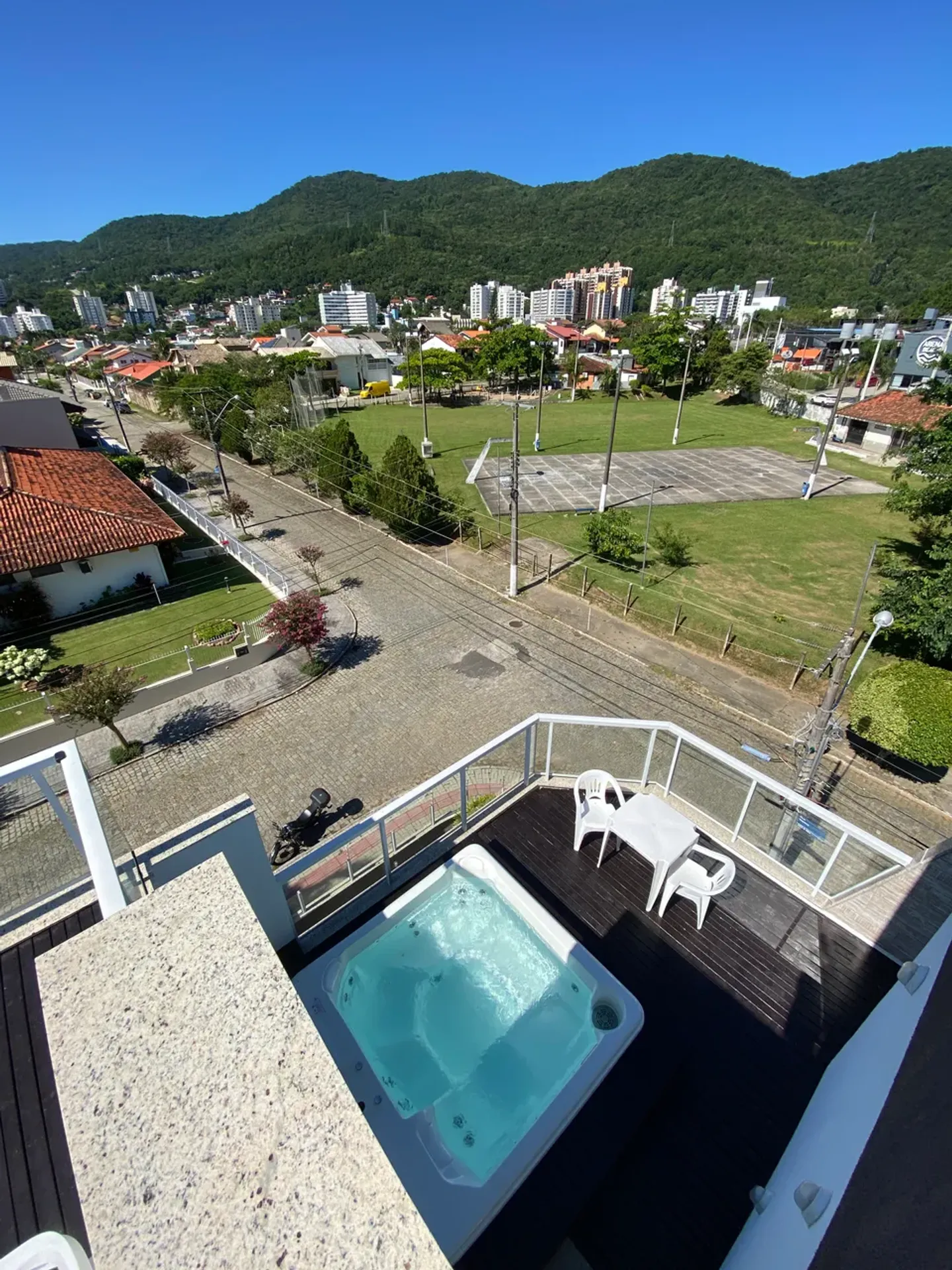 Floor-to-ceiling windows in a 3-bedroom house, 230 m² — photo 12