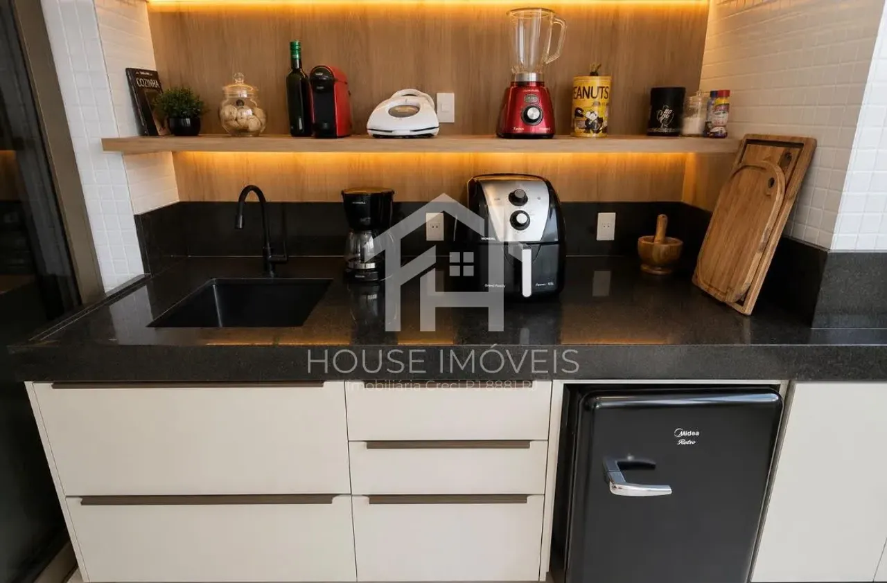3-bedroom apartment with 5 bathrooms and a glass balcony — photo 2