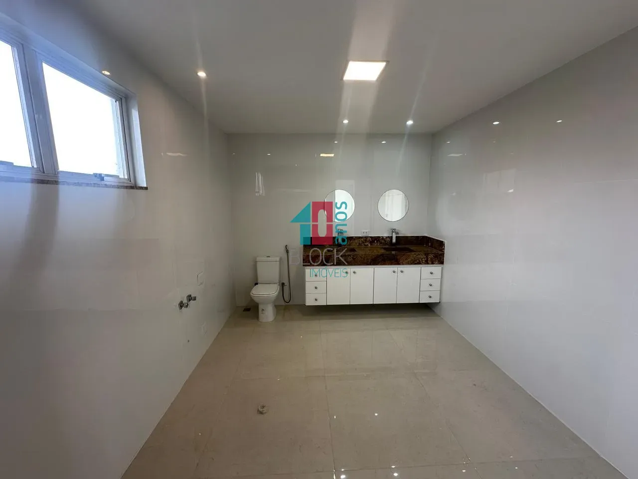 Condominium house with 5 en-suites and open-plan kitchen — photo 10