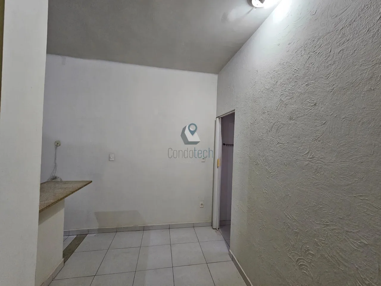 Apartamento de 1 quarto com box de vidro no banheiro — photo 15