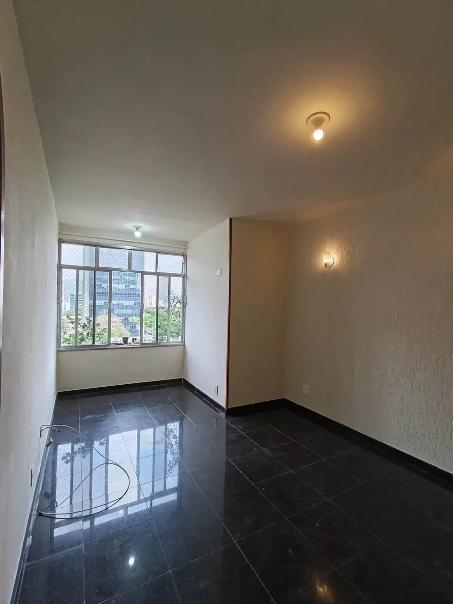 2-bedroom apartment in a building with a gym — photo 4