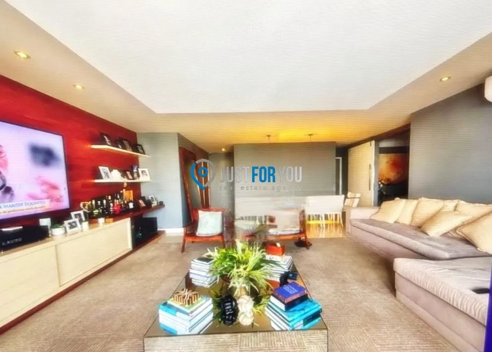 4-bedroom apartment in a building with a pool — photo 6