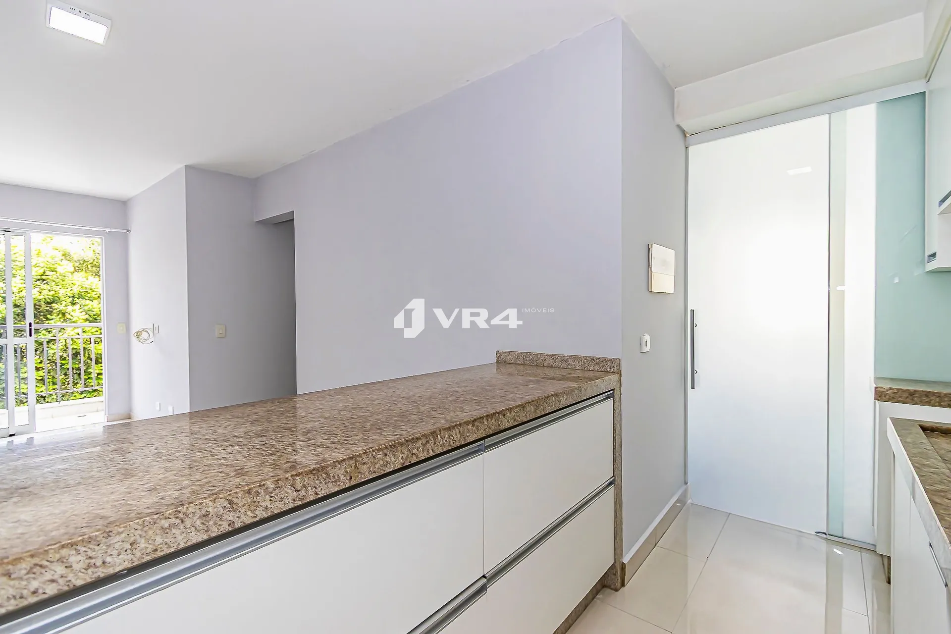 Balcony with a grill in a 2-bedroom apartment, 70 m² — photo 7