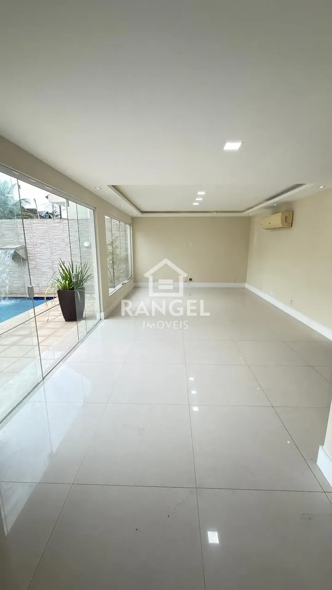 House, 412 m², with a private pool