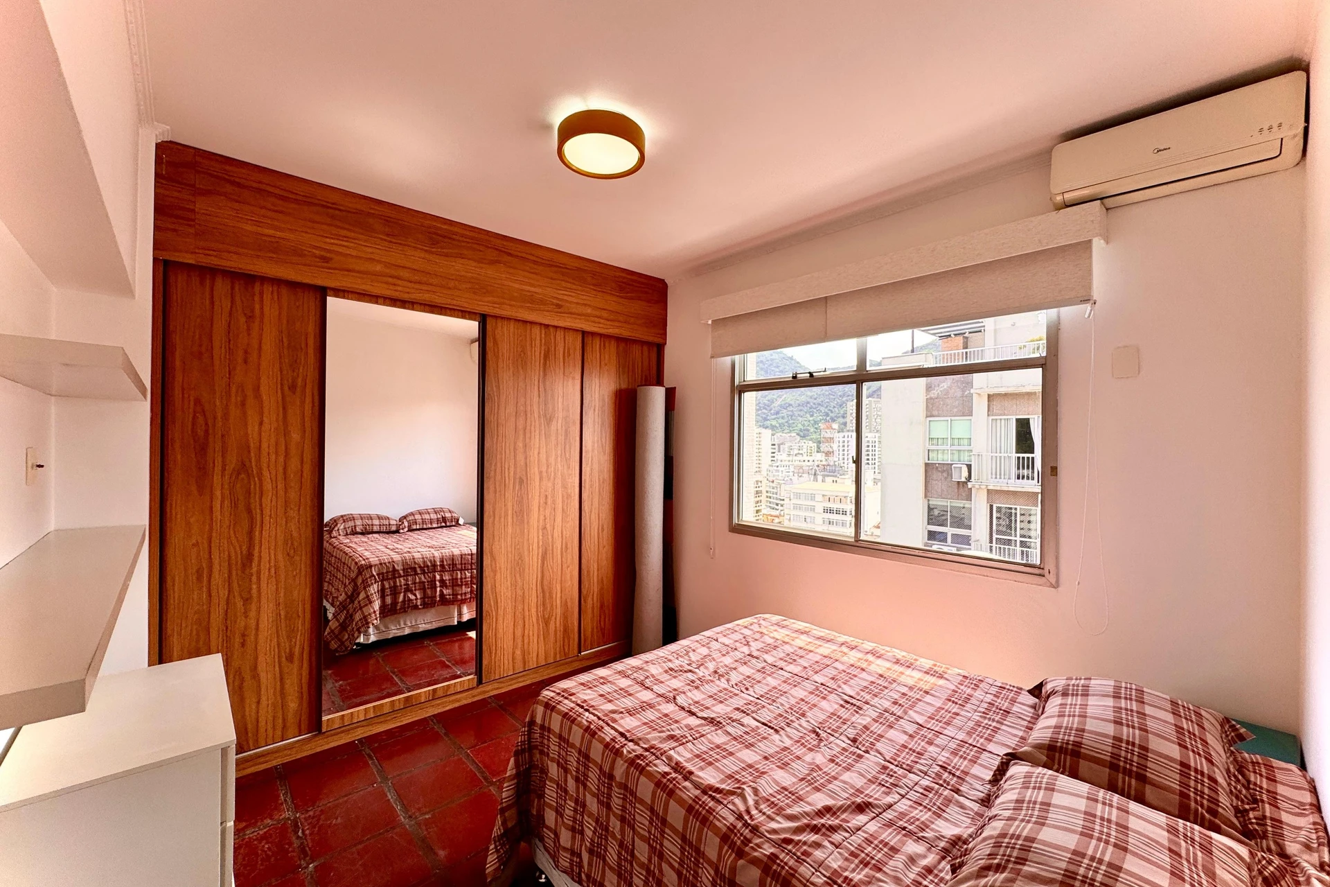 2-bedroom apartment in a building with a gym — photo 5