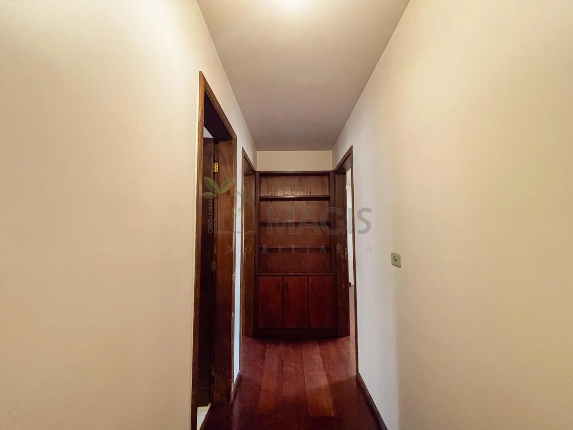 House with 5 bedrooms and 13 parking spaces across 2 floors — photo 24