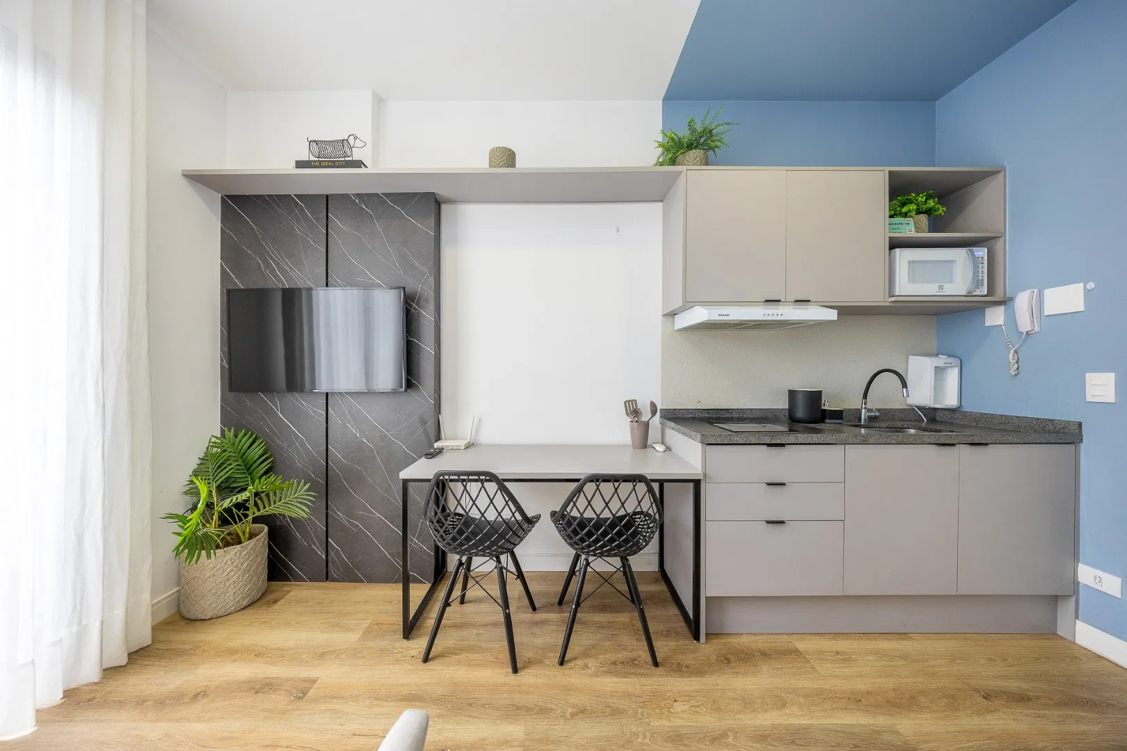 27 m² studio with a washing machine and a home office — photo 2
