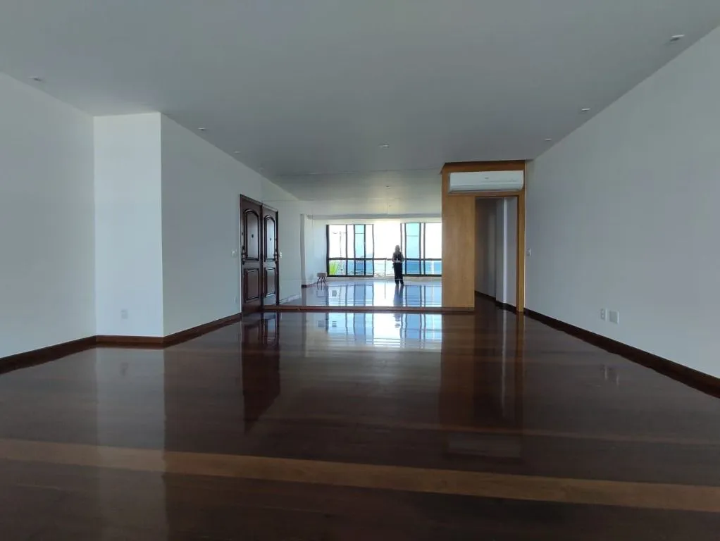 3-bedroom apartment with separate kitchen, 210 m² — photo 30