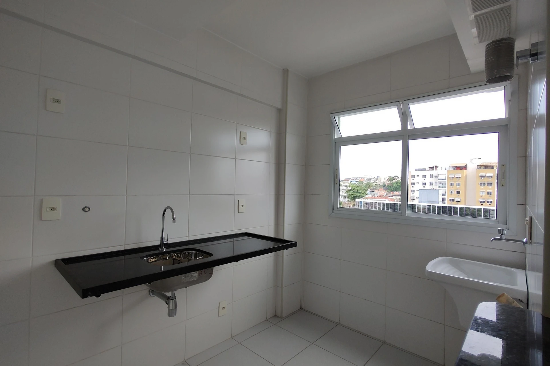 2-bedroom apartment with 1 en-suite and balcony — photo 13