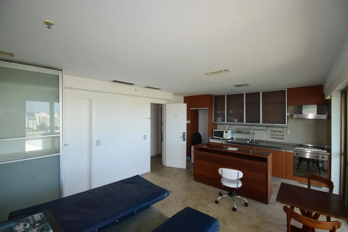 Furnished studio with 1 bedroom, 2 bathrooms and balcony — photo 15