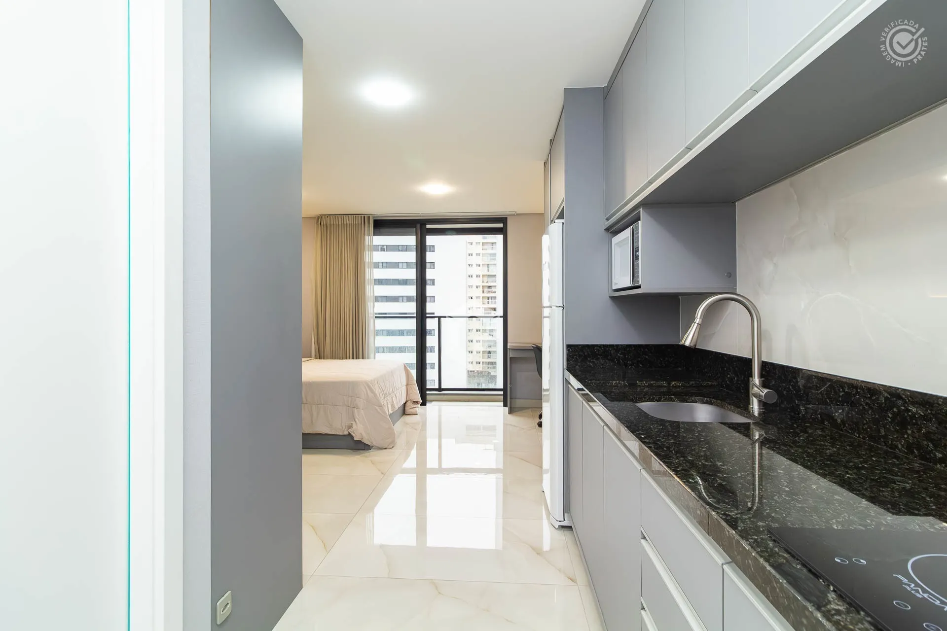 Furnished 1-bedroom apartment with open-plan kitchen — photo 6
