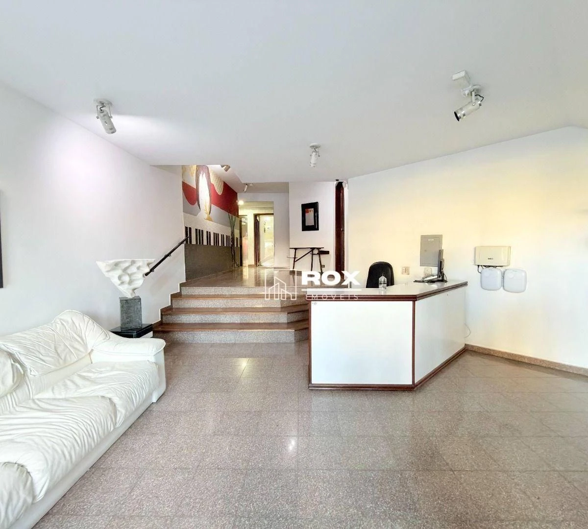 Furnished apartment, 170 m², with a glass-enclosed balcony