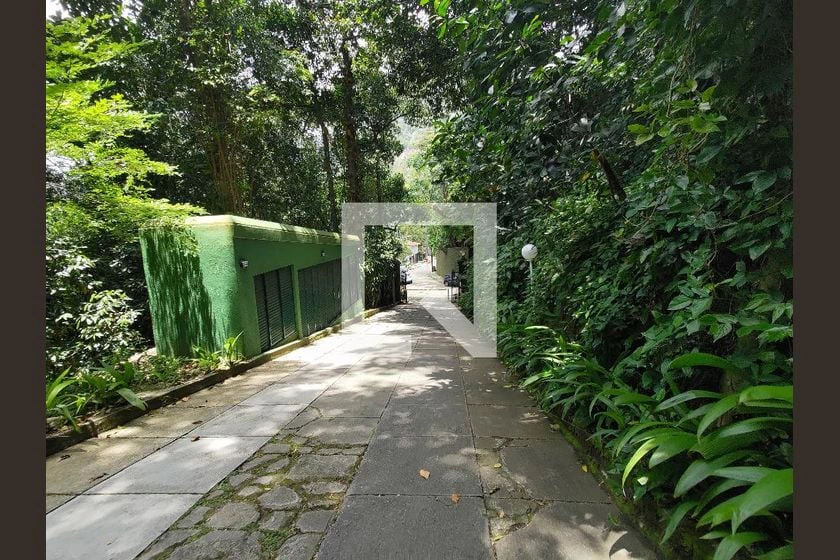 Furnished house with 2 bedrooms and private garden