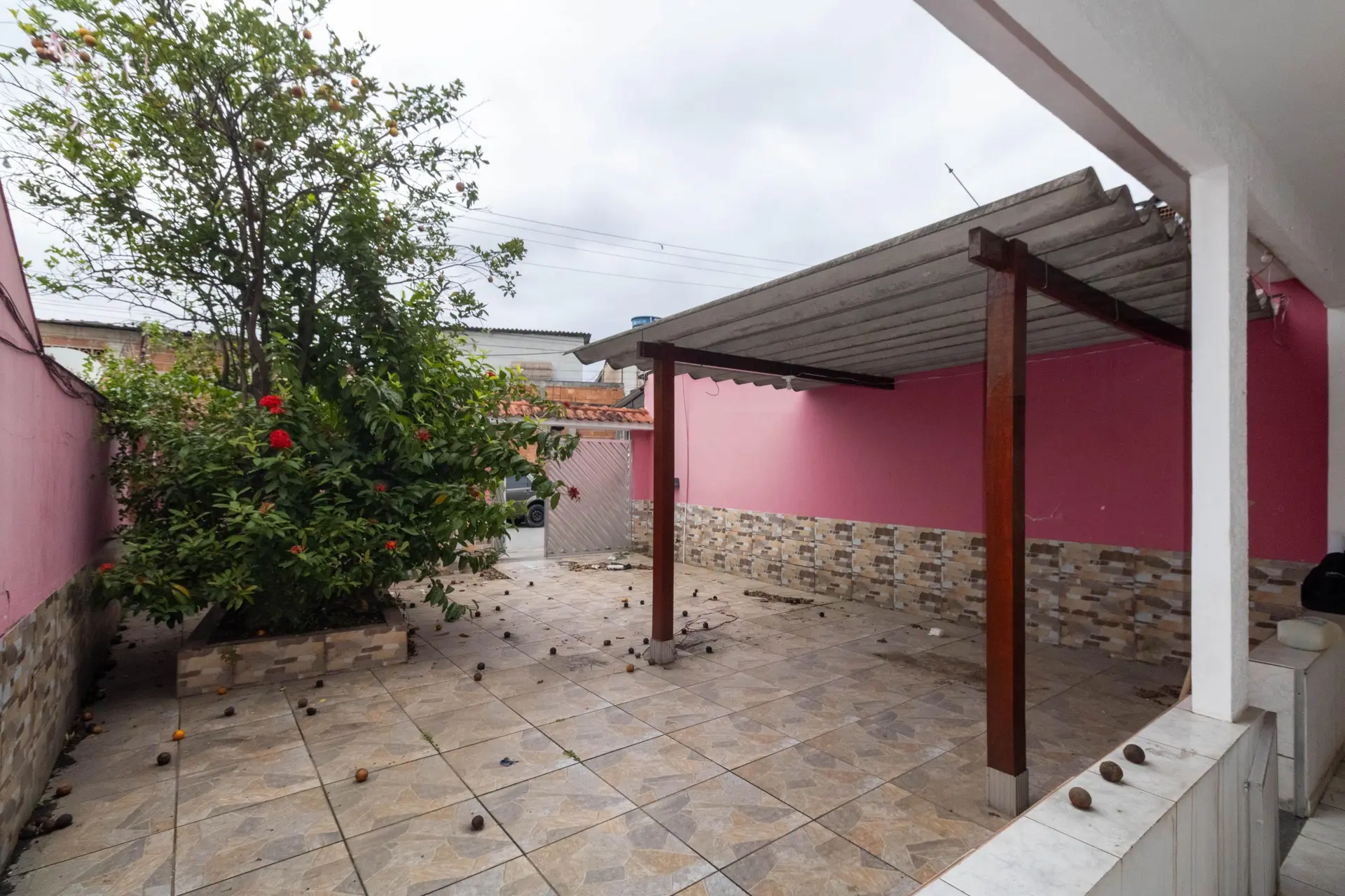 Garden in a 2-bedroom house, 90 m² — photo 9