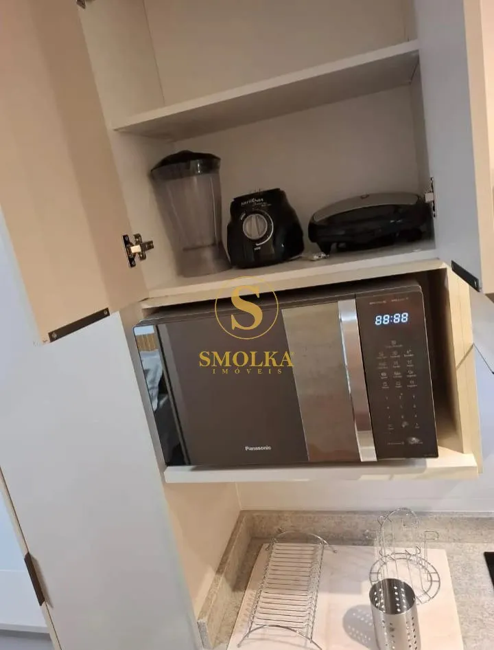 Furnished studio with integrated kitchen and glass shower — photo 9
