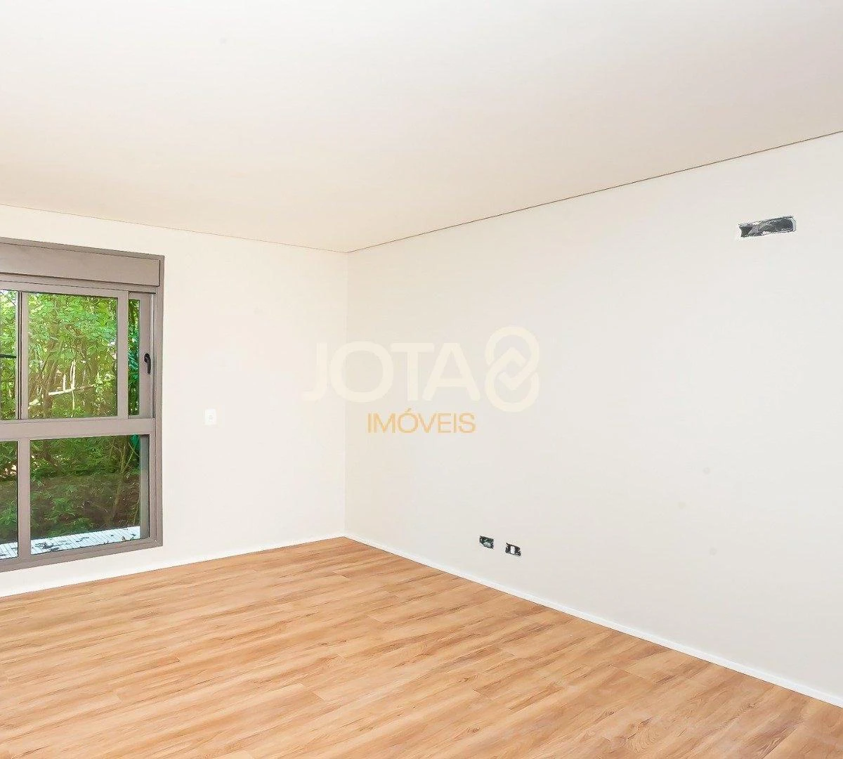 Balcony with a grill in a 3-bedroom apartment, 143 m² — photo 41