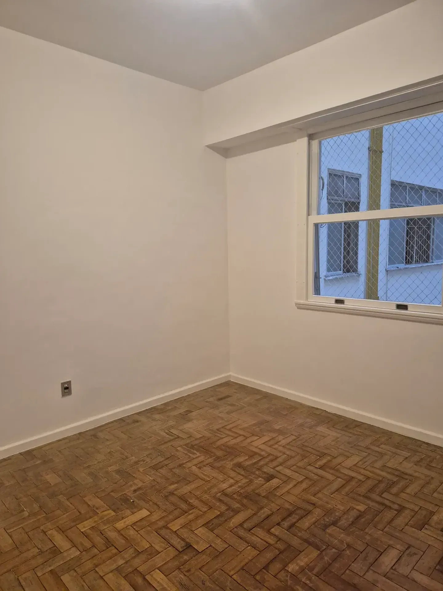Wood or laminate floors in a 3-bedroom apartment, 129 m² — photo 8