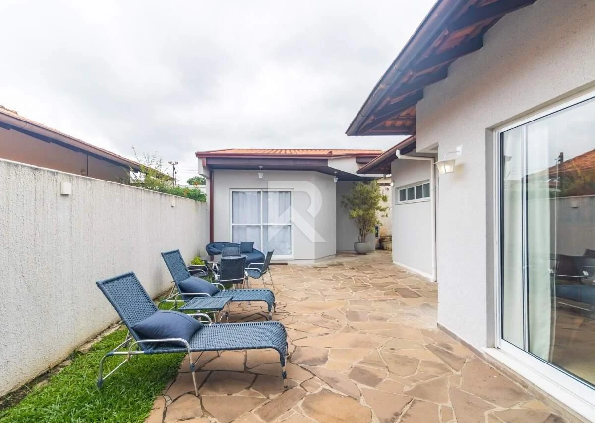 4-bedroom house with a bathtub in Curitiba — photo 13