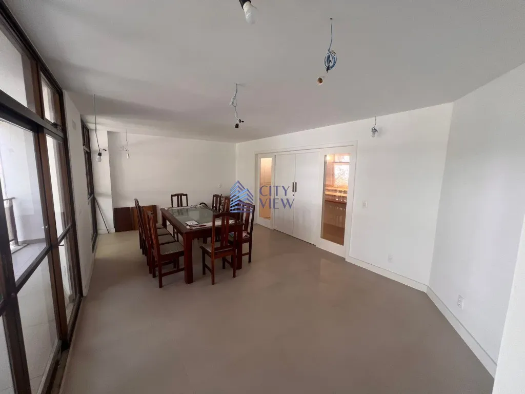 4-bedroom apartment with 5 bathrooms and a balcony — photo 3