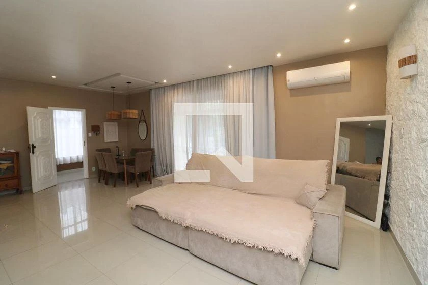 Home office in a 10-bedroom house, 747 m² — photo 6