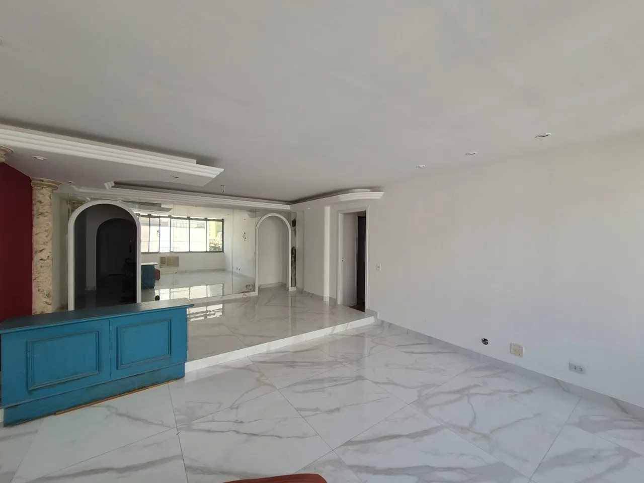 3-bedroom apartment with 3 bathrooms and city views — photo 4