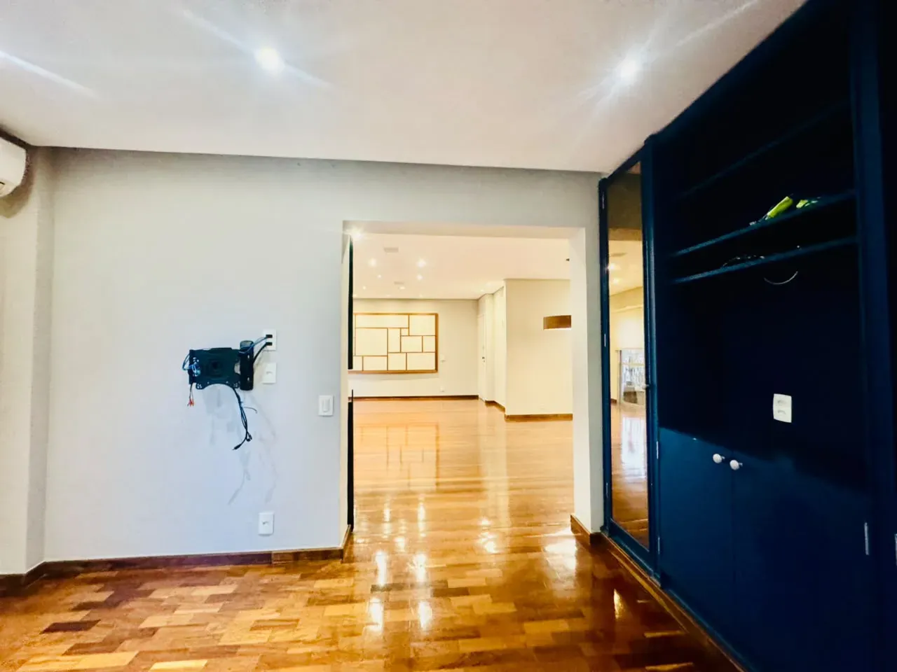 4-bedroom apartment with wood or laminate floors — photo 10