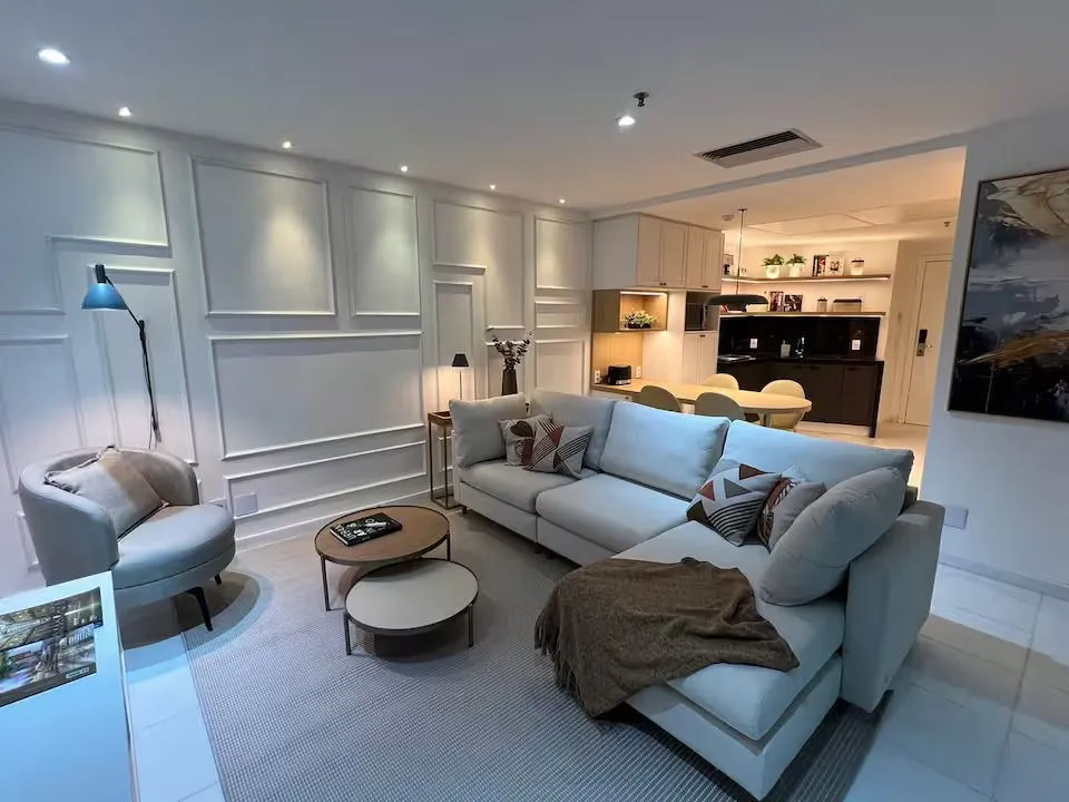 Furnished 1-bedroom apartment with open-plan kitchen