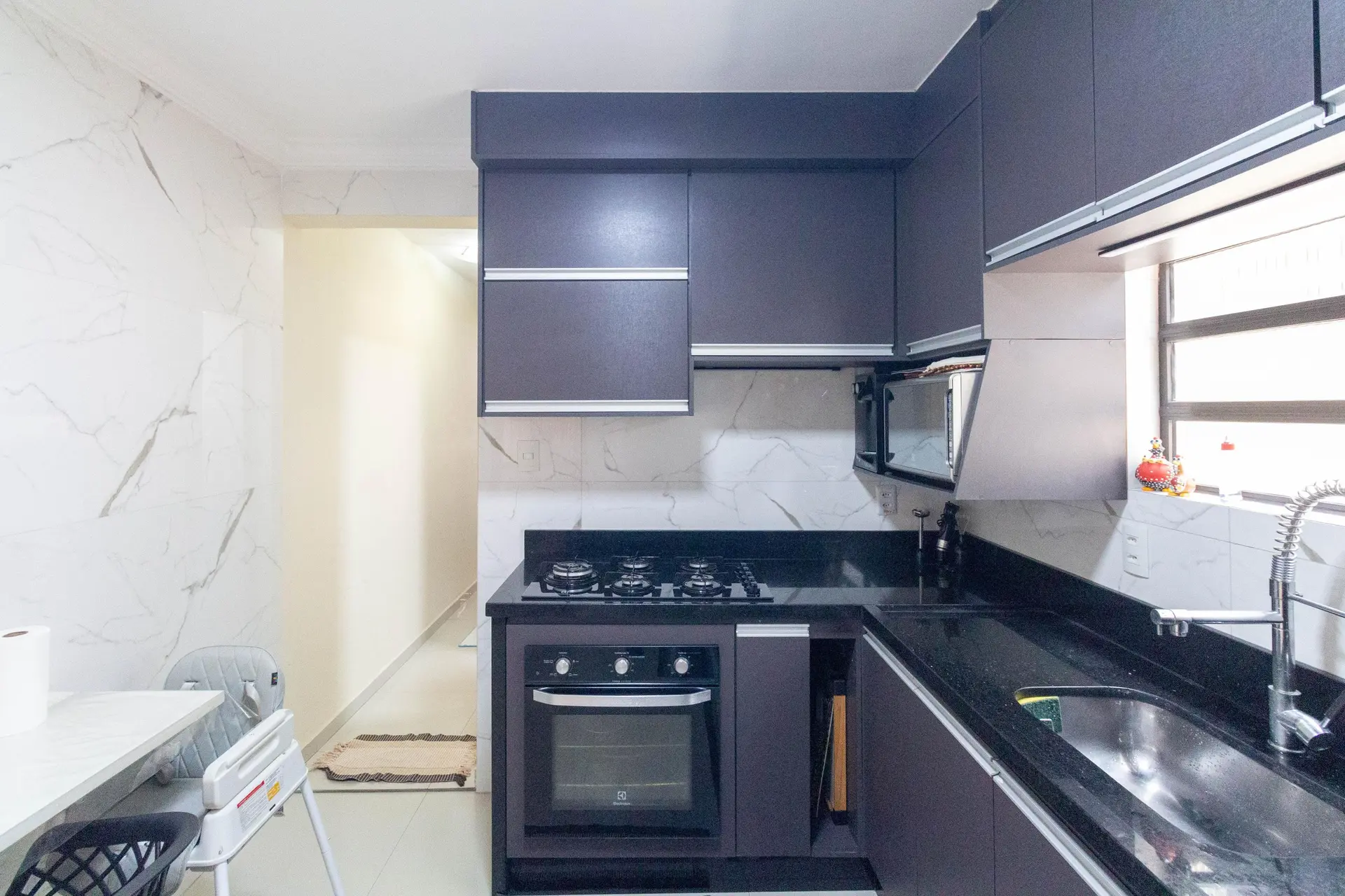 Balcony with a grill in a 2-bedroom house, 80 m² — photo 13