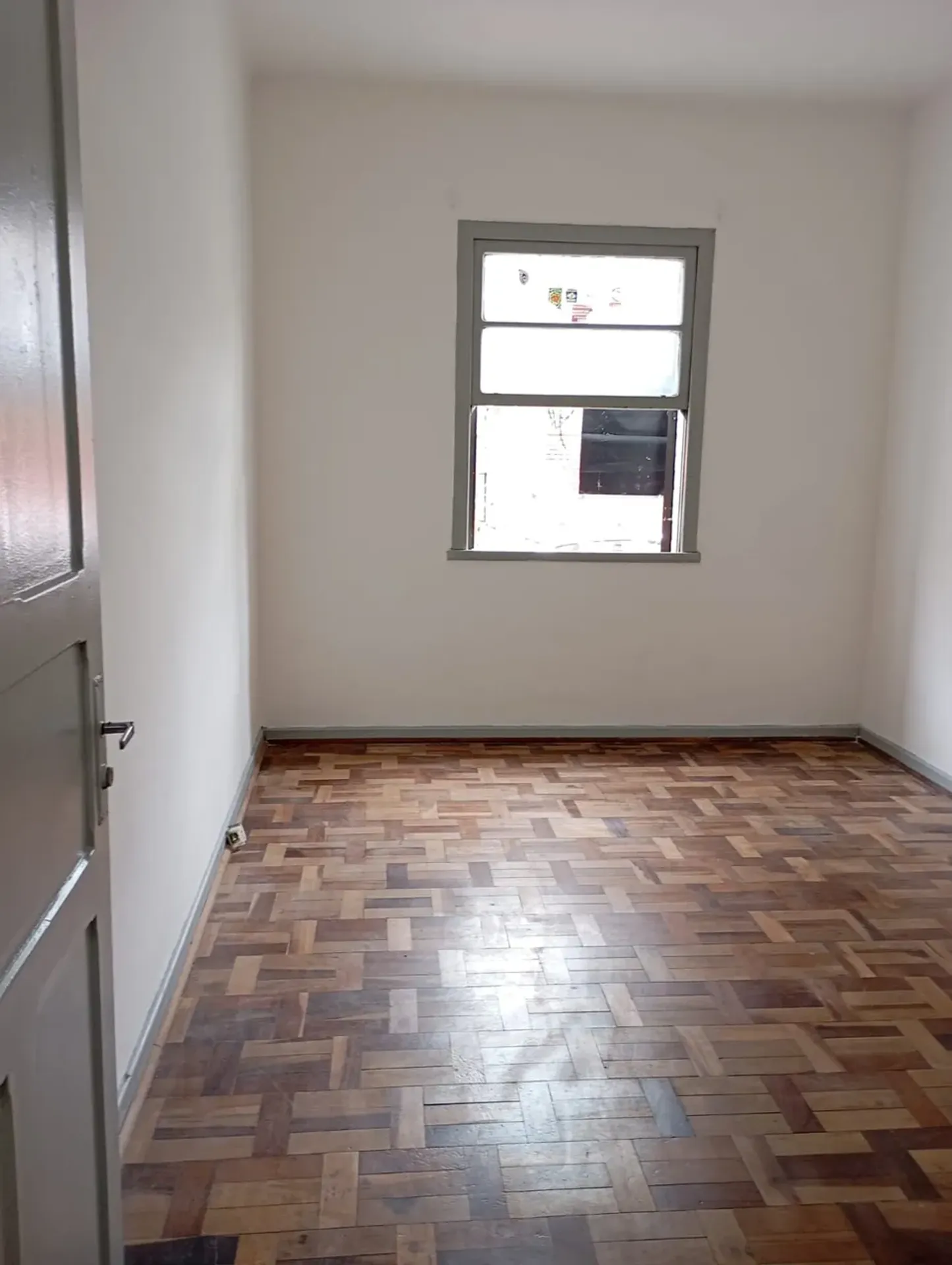 Wood or laminate floors in a 4-bedroom apartment, 110 m²