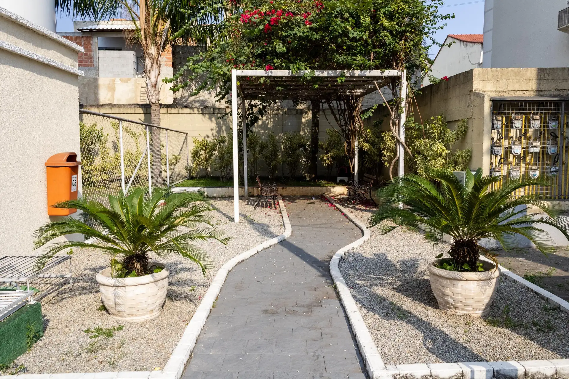 Apartamento de 2 quartos em condomínio com piscina — photo 11