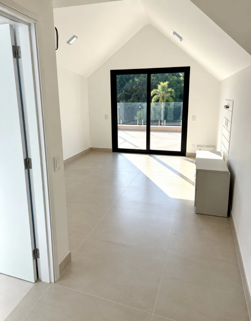 House with 5 en-suite bedrooms and a pool — photo 4