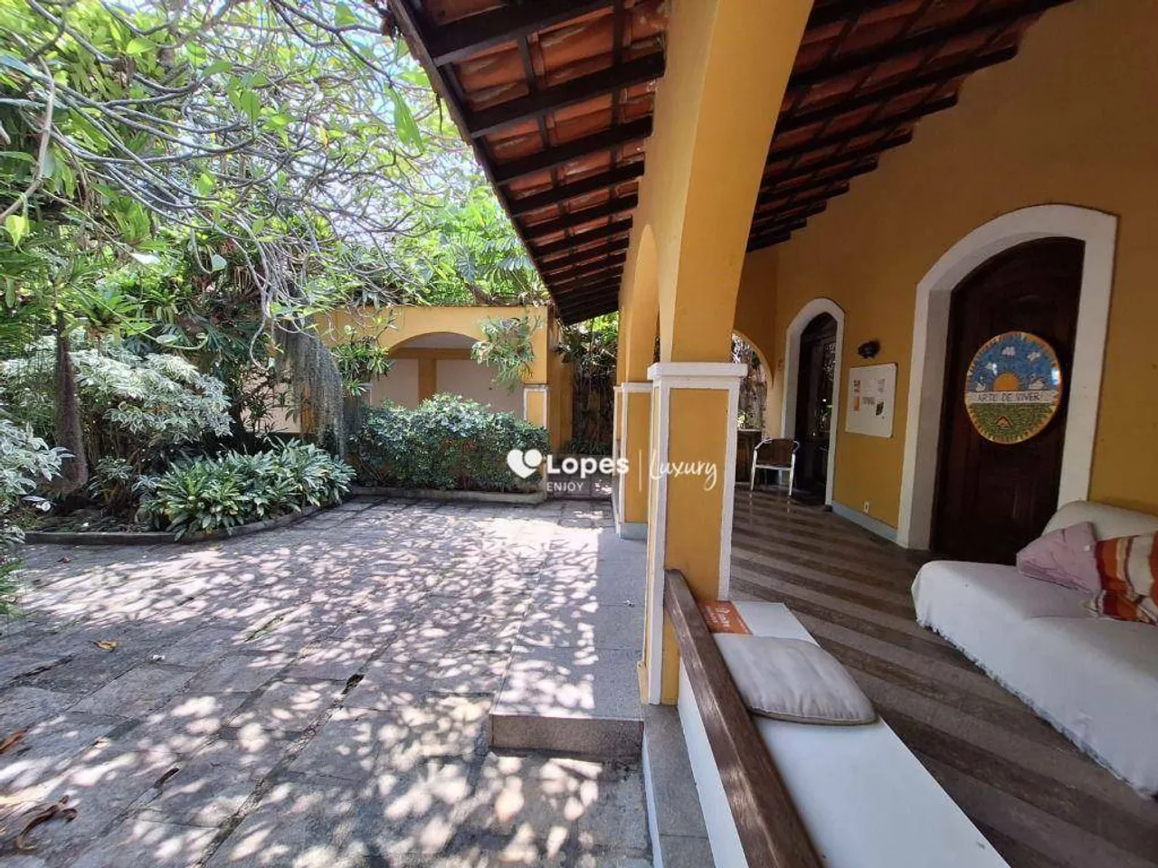 House with 5 bedrooms and 5 baths, separate kitchen — photo 19