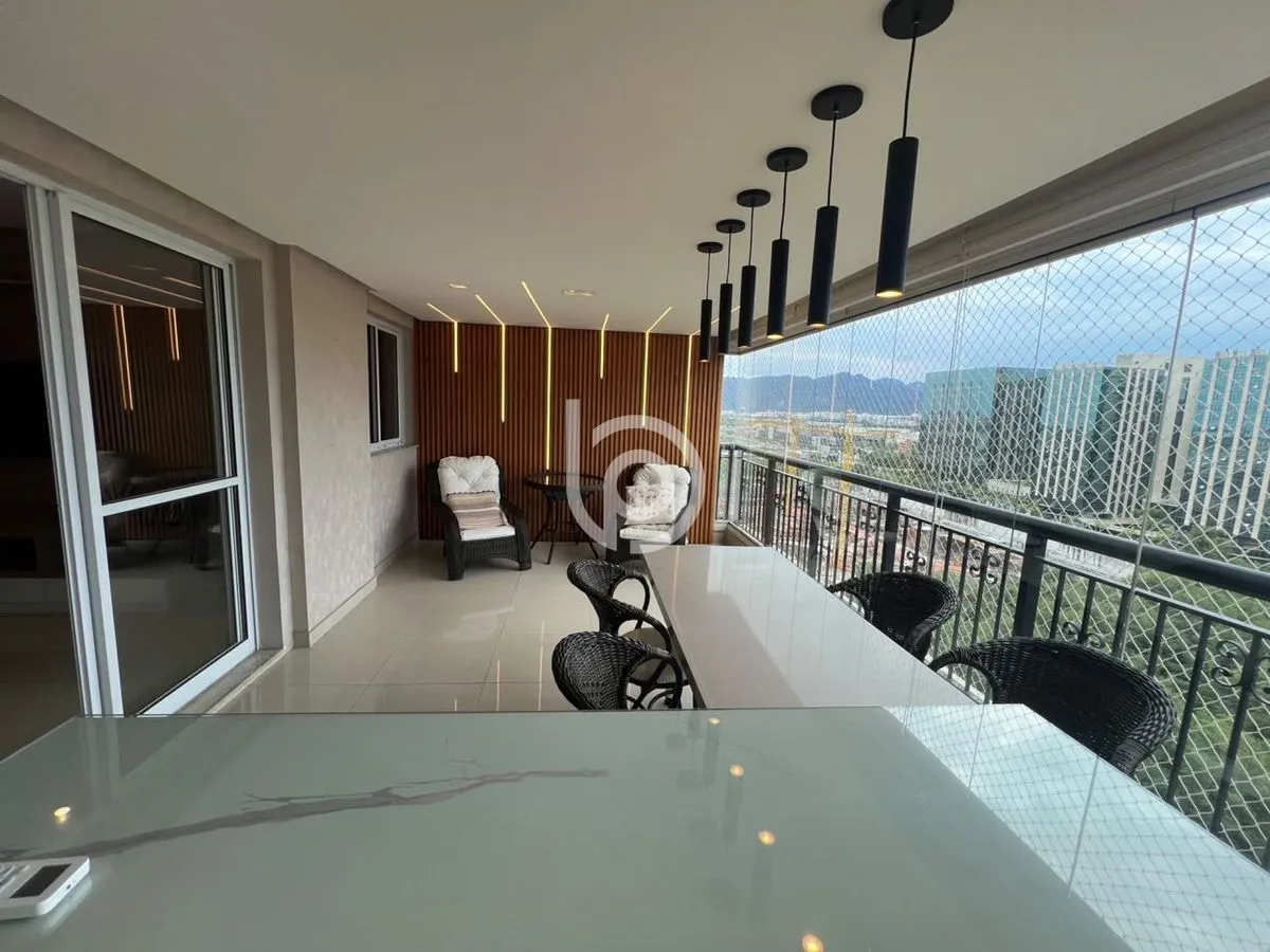 Balcony with a grill in a 4-bedroom apartment, 170 m² — photo 27