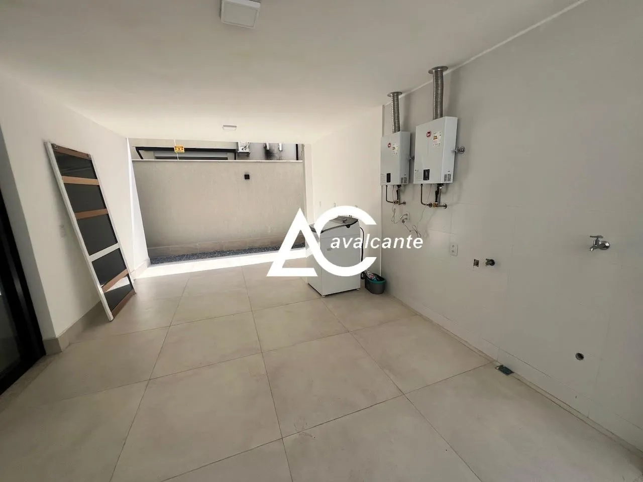 Unfurnished house with 5 bedrooms and 5 bathrooms — photo 15