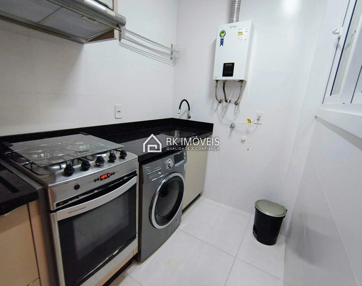 One-bedroom apartment in a building with a pool — photo 8