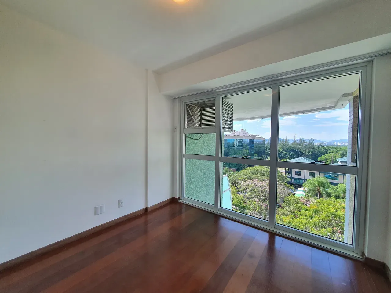 Park view in a 2-bedroom apartment, 90 m² — photo 23