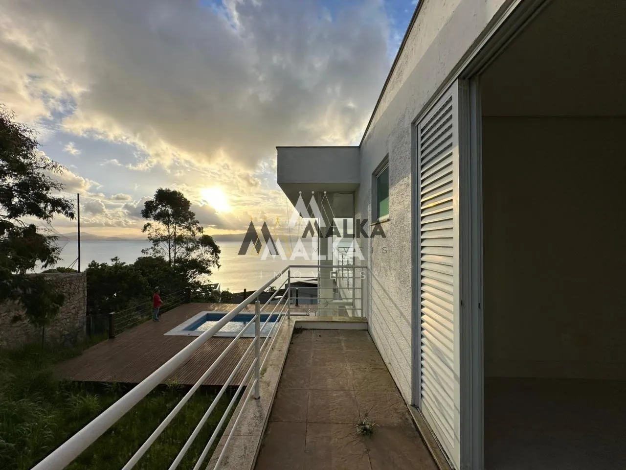 461 m² house with 3 en-suite bedrooms and private garden — photo 50