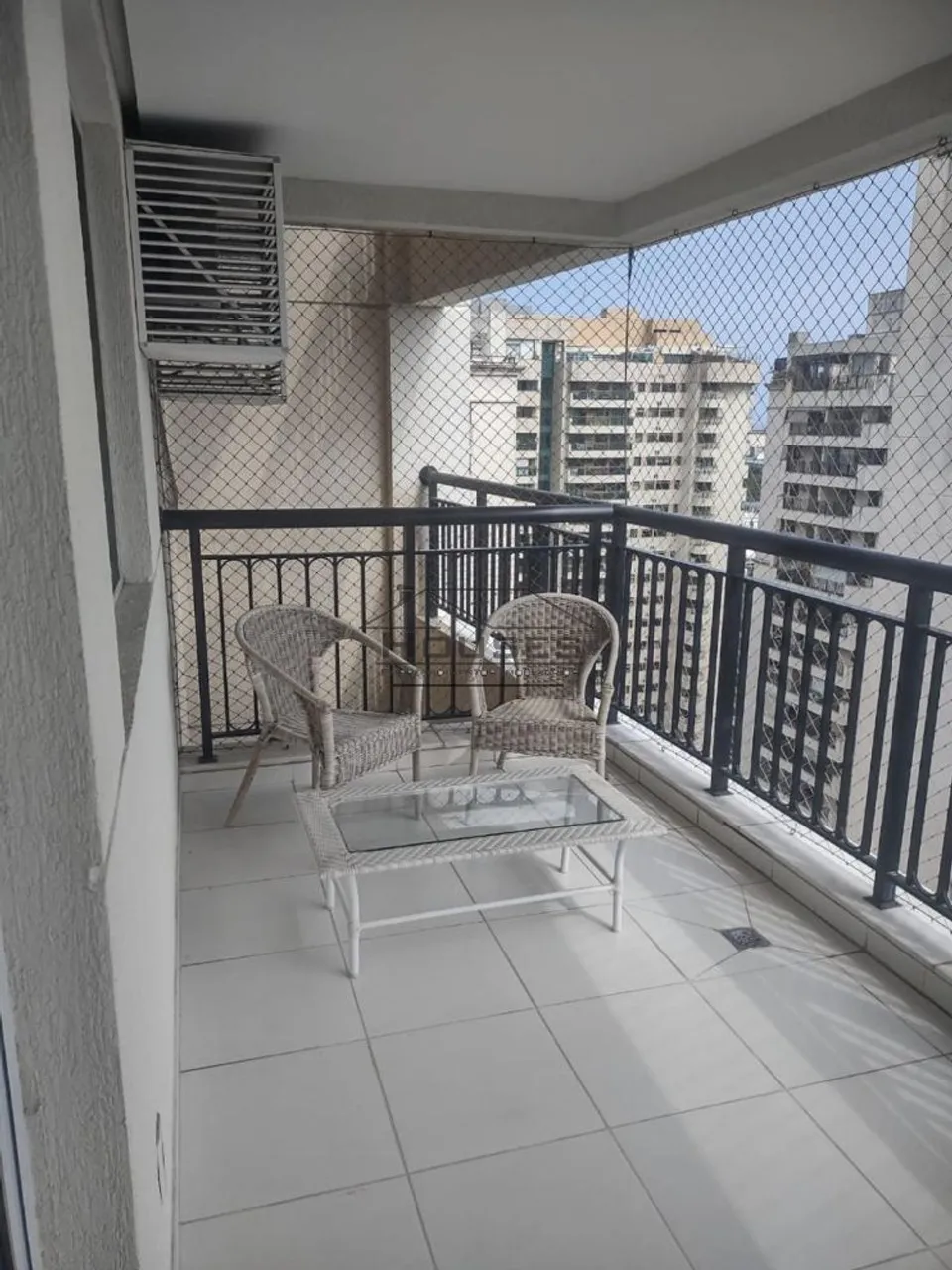 Furnished 2-bedroom apartment with window city view — photo 2