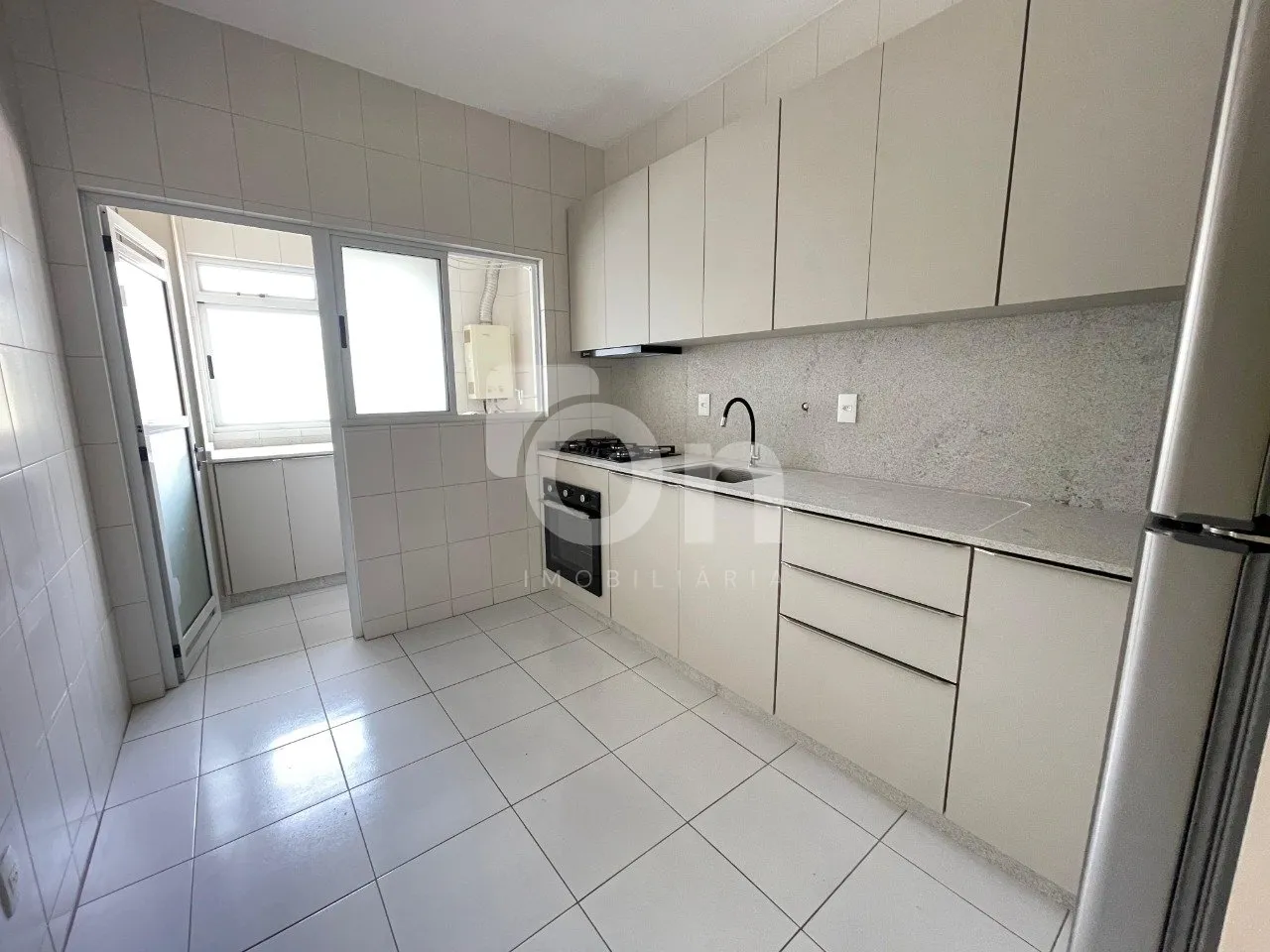 3-bedroom apartment with a washing machine — photo 3