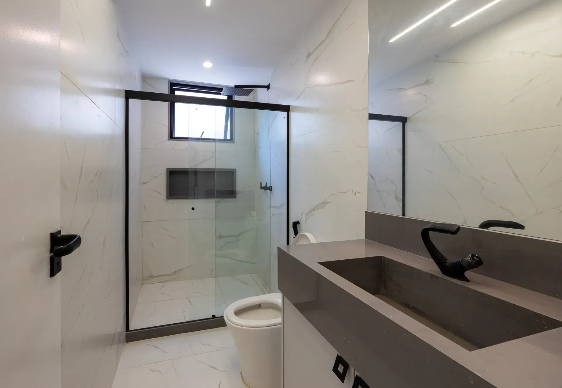 Furnished house with 5 suites and floor-to-ceiling windows — photo 31