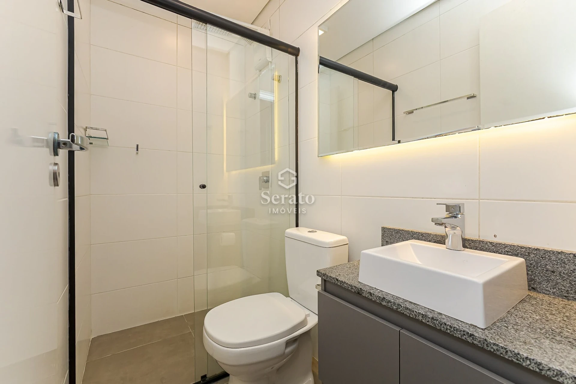 Walk-in closet in a one-bedroom apartment, 33 m² — photo 8