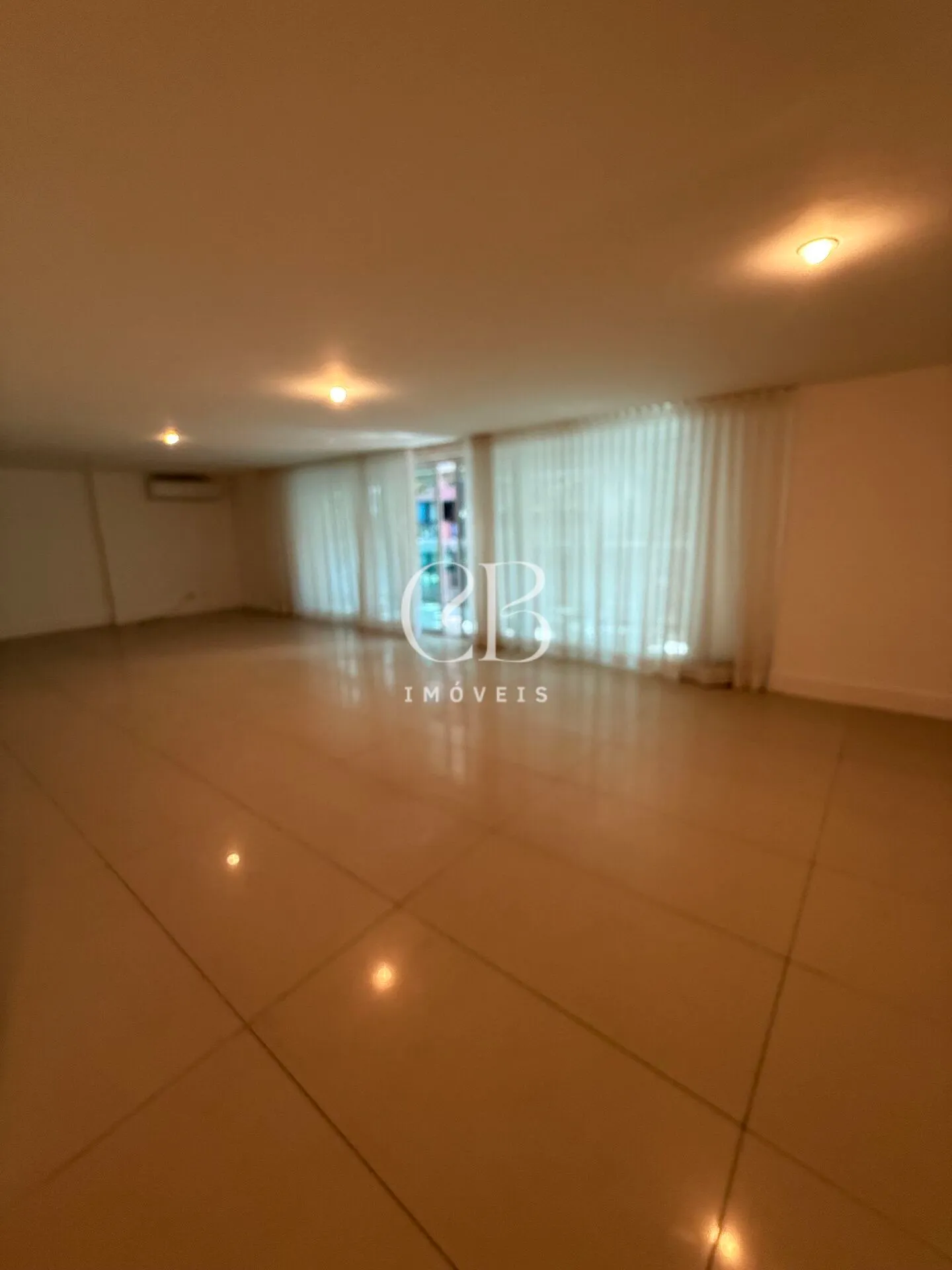 Apartment with 4 bedrooms and a balcony in great condition — photo 41