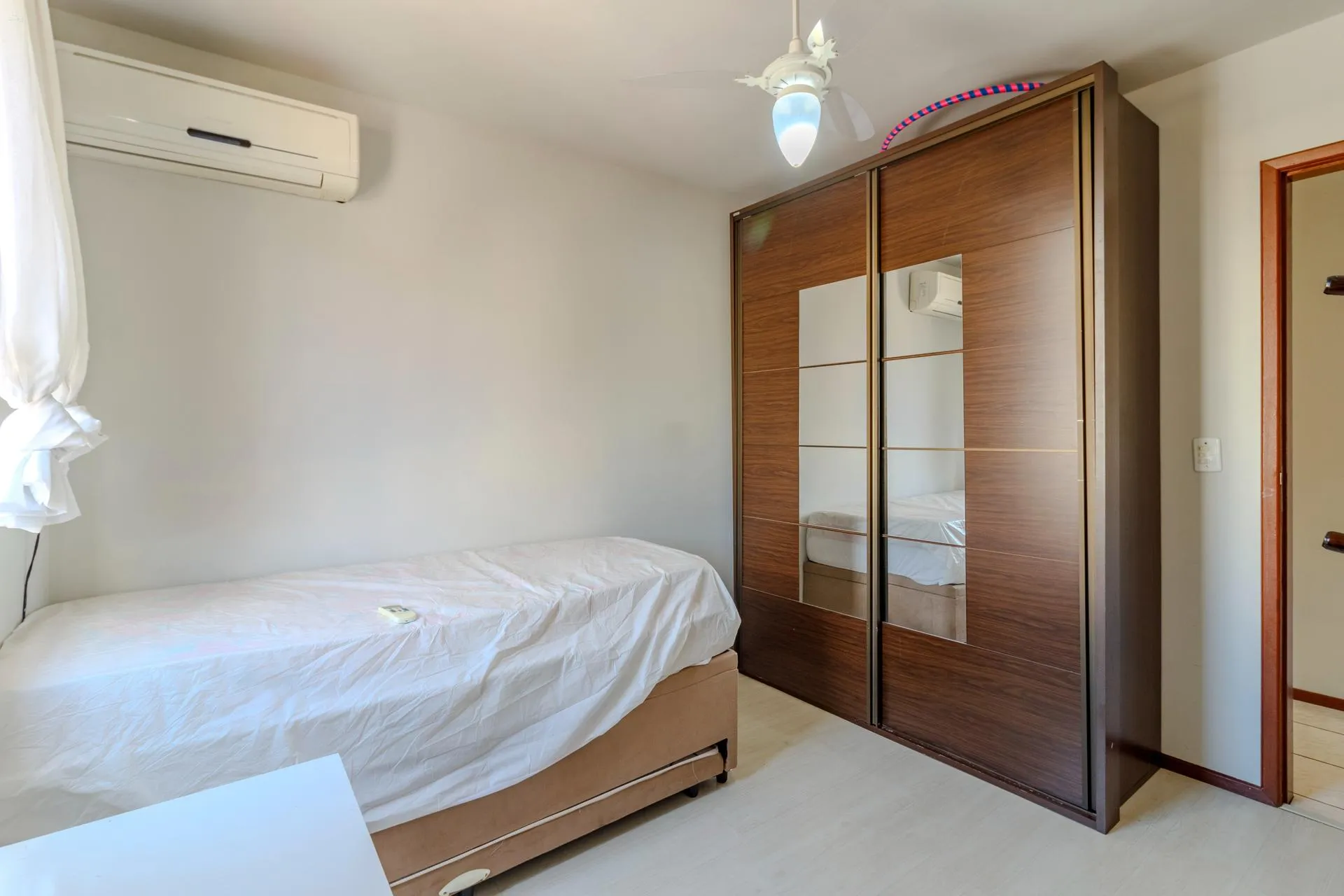 Balcony with a grill in a 2-bedroom apartment, 60 m² — photo 3